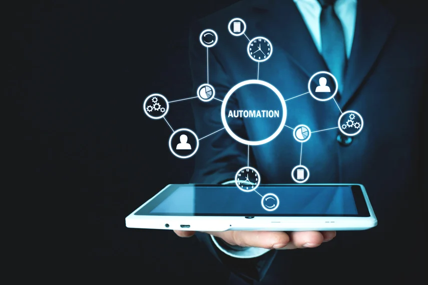 Flux de travail automatisé et connecté affiché sur une tablette